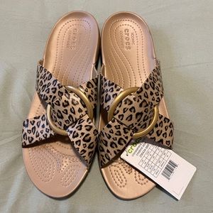 *NWT* Cheetah Print Crocs Sandala